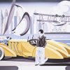 Kobieta i żółty Mercedes 2/50
